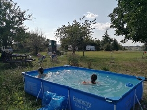 Het Leuk zwembadje op de camping Heerlijk zwembad in te poedelen op Les petites voicines